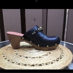 Black BareTraps Clogs with Gold Accents, Faux Wood Heel, SZ 7.5